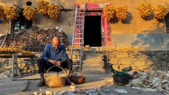 下载视频: 故乡秋天，晒苞谷、晒旱烟叶，和奶奶一起包饺子打毛栗