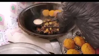 特色铁锅炖➕玉米面贴饼子，记忆中的家乡味，就着咸菜和特有的“鬼子葱”，简直太好吃了，不知是不是只有东北那边才会这么吃。