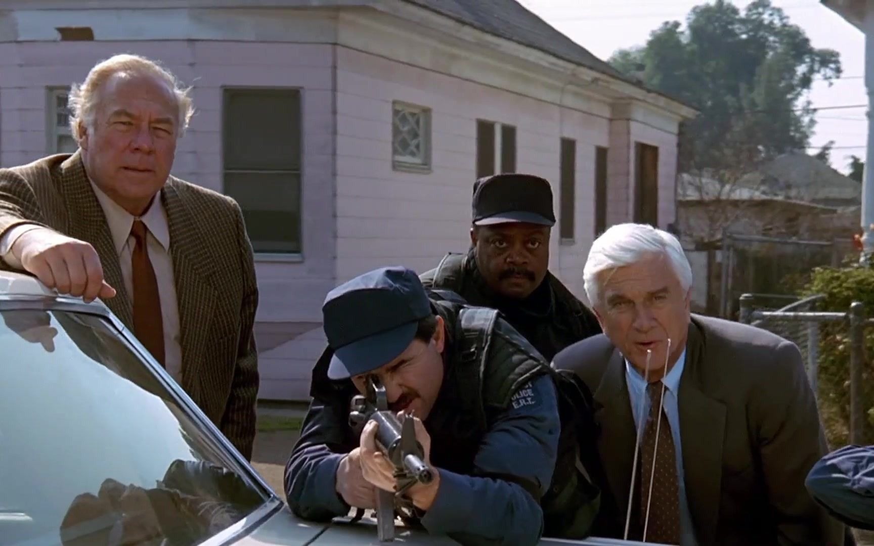 《白头神探2》为了阻止核炸弹爆炸,这个老人潜进去被抓了,他该怎么办?