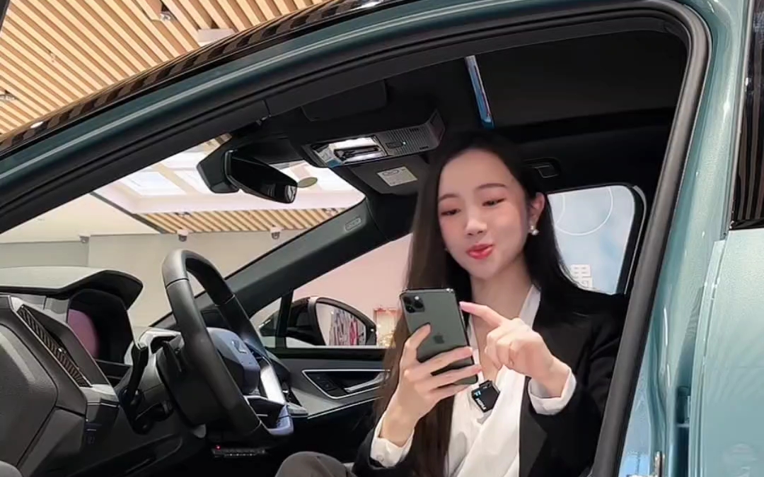 奥迪女销售黑丝足弓