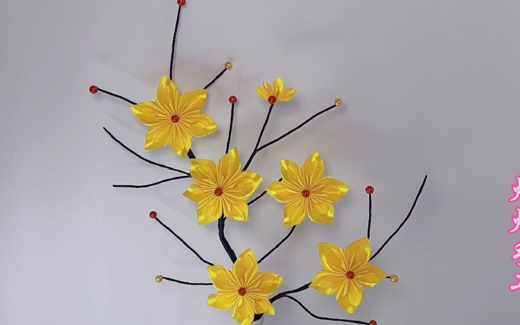 新年快乐,用丝带来做一树金灿灿的发财树吧,成品美美哒