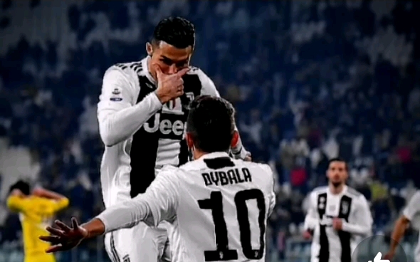 【足坛双帅】当c罗和迪巴拉互相做对方庆祝动作