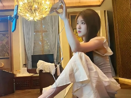 美女与花海【唯美瞬间】#赵露思