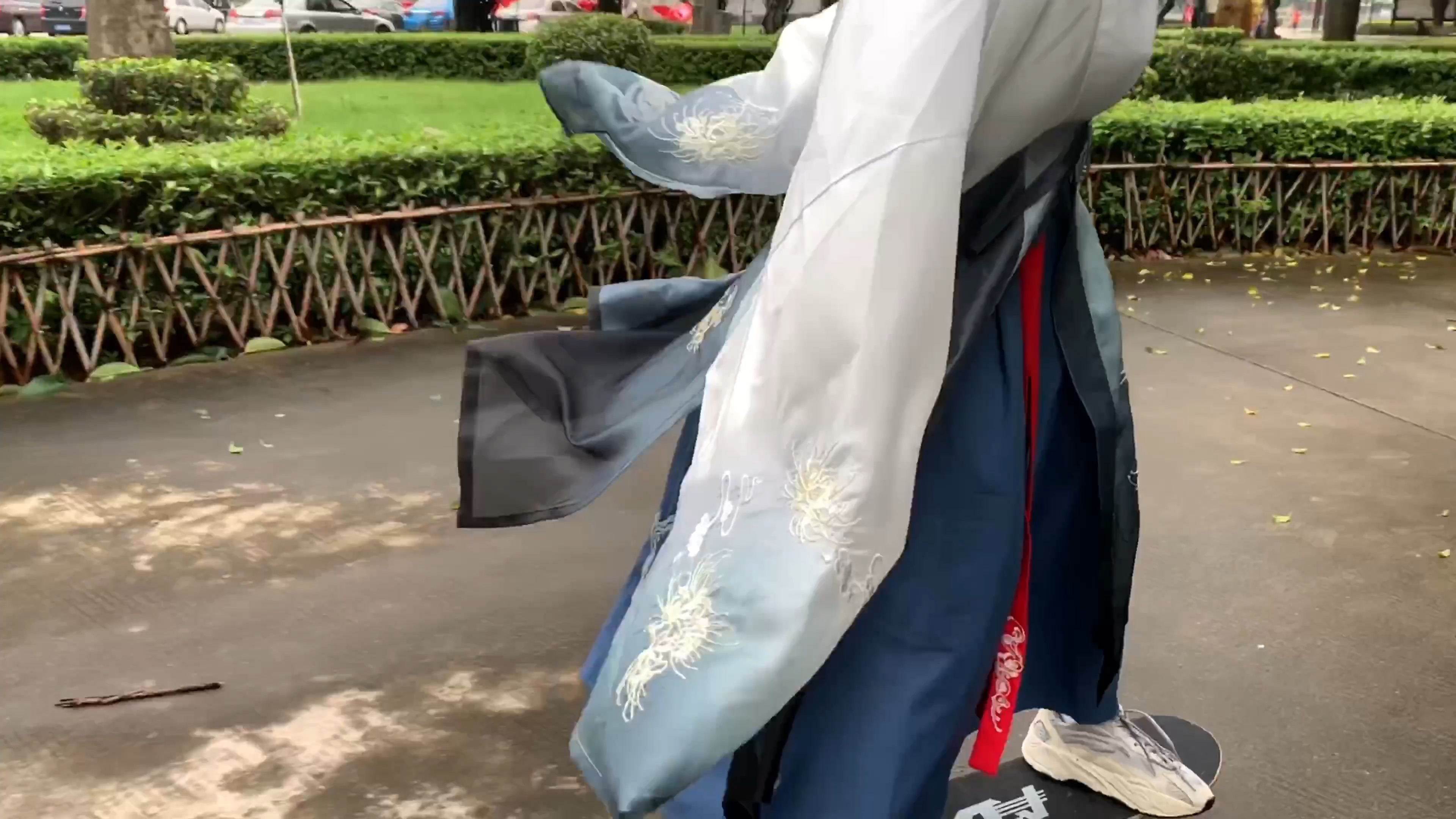 vlog1 汉服转圈圈玩滑板啦_哔哩哔哩_bilibili