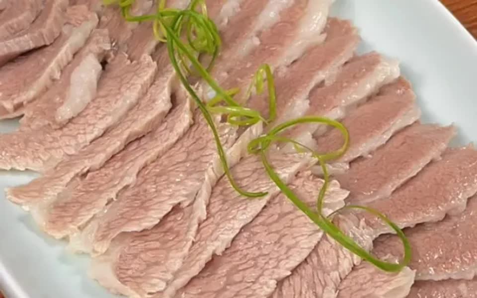 白切贵妃肉,肉嫩多汁,配上这酱料,好吃到停不下来.