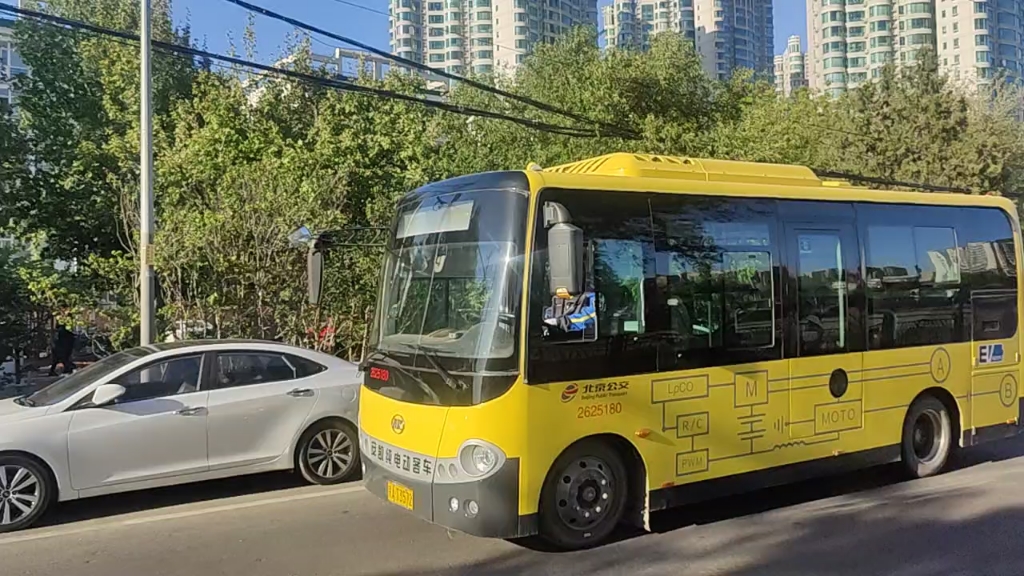 【北京公交】专36路2625180号车通过