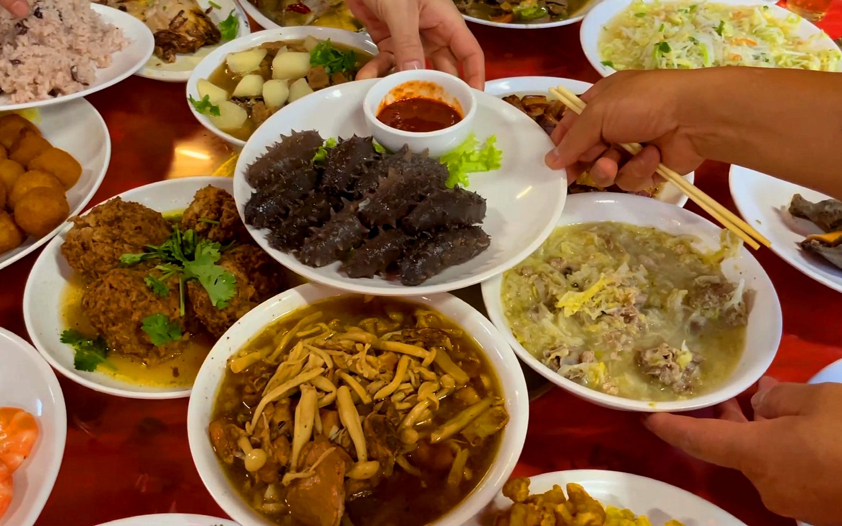 东北人招待客人吃的菜真硬鲍鱼海参大对虾一桌650元贵不贵