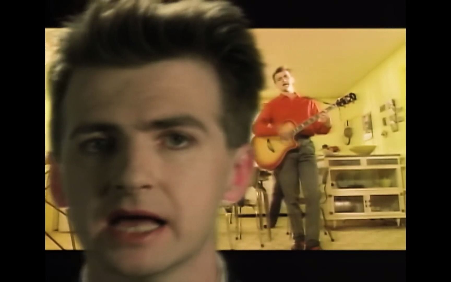 [图]Crowded House - Don't Dream It's Over (Official Music Video)