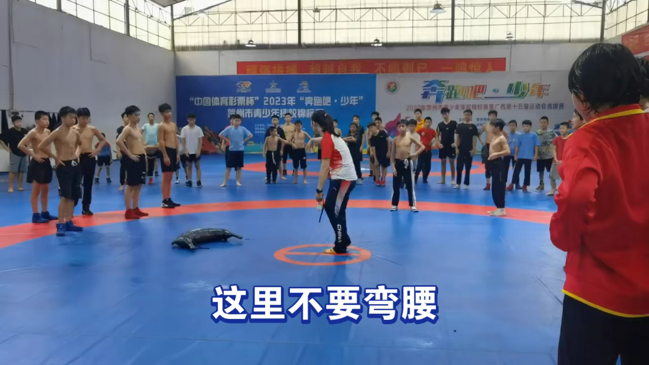 摔跤运动员基层训练基本功动作之一