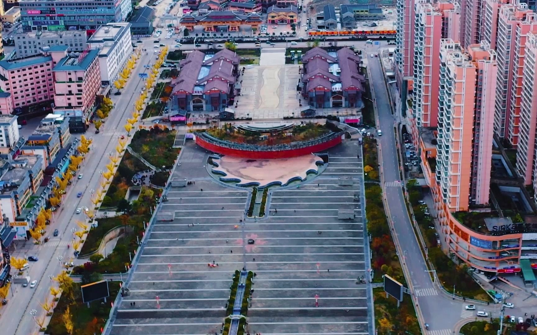 乌撒广场位于新城区凤山大道,是威宁新城区的"城市客厅",周边有水景