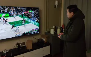 Video herunterladen: 第一次用Switch连接电视玩NBA2K23，这效果太逼真了！