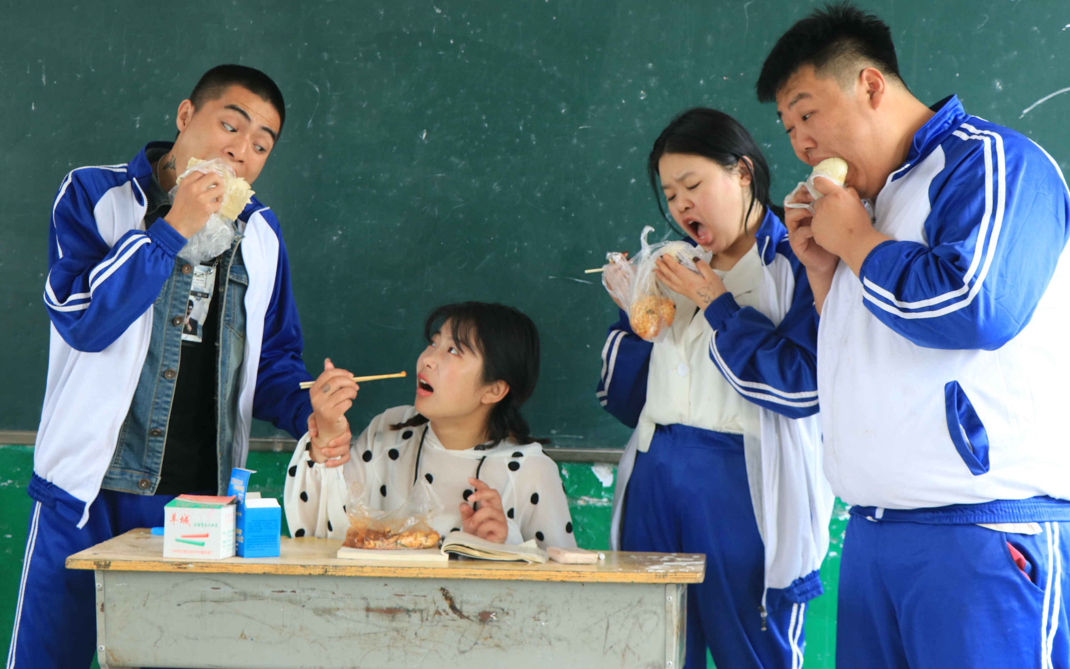 学生课堂吃早餐结果被老师发现没想老师和学生们一起吃起来了