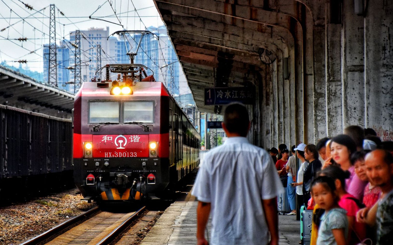 【2019春运】电力客车z162次(昆明—北京西) 长沙站进站