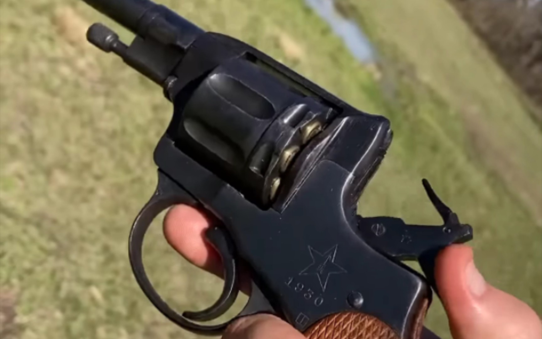 【沉浸式试枪】Nagant gasseal Revolver M1895 纳甘左轮手枪哔哩哔哩bilibili