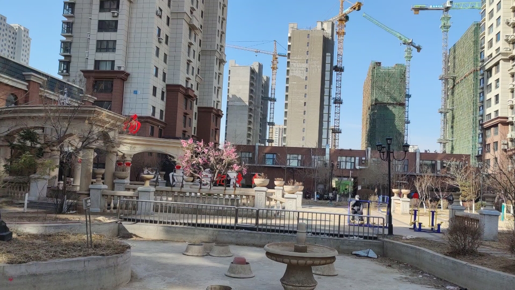 看活中,对面是锦州碧桂园小区,正在建设中