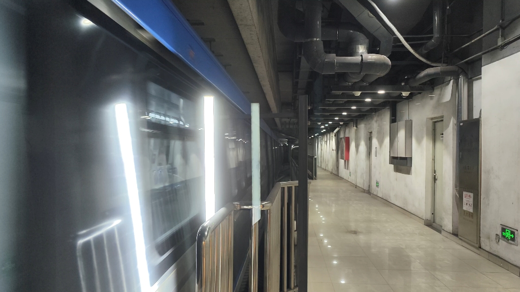 北京京港地铁17号线(南段)次渠站 开往十里河方向列车进站