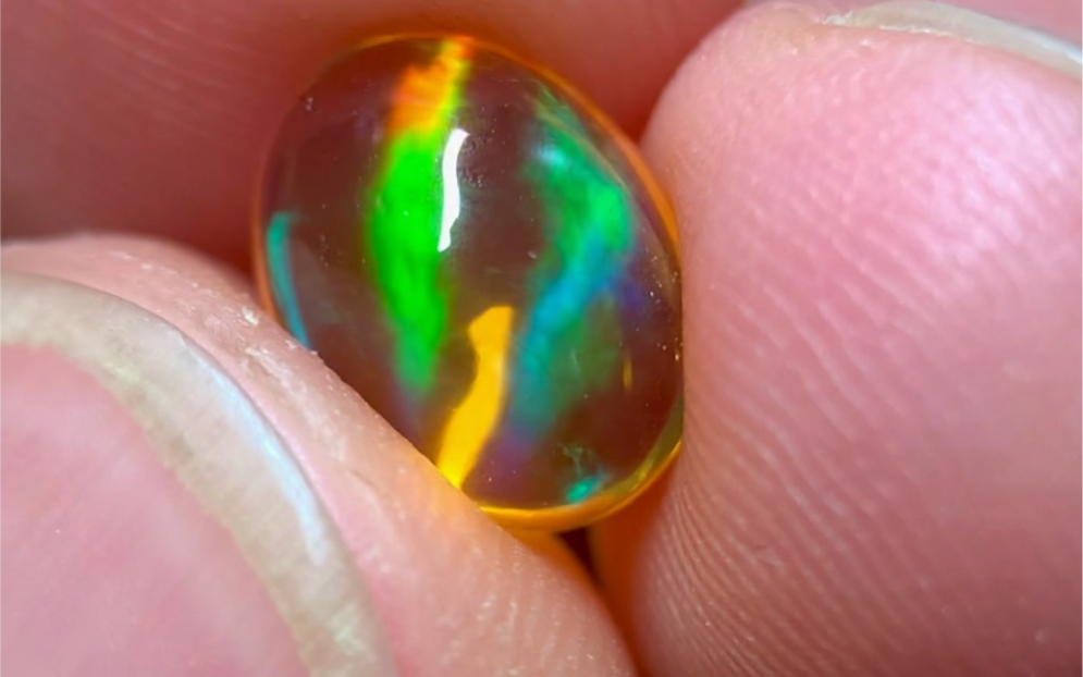 冰透水润,带点猫眼效应,这颗欧泊有点意思