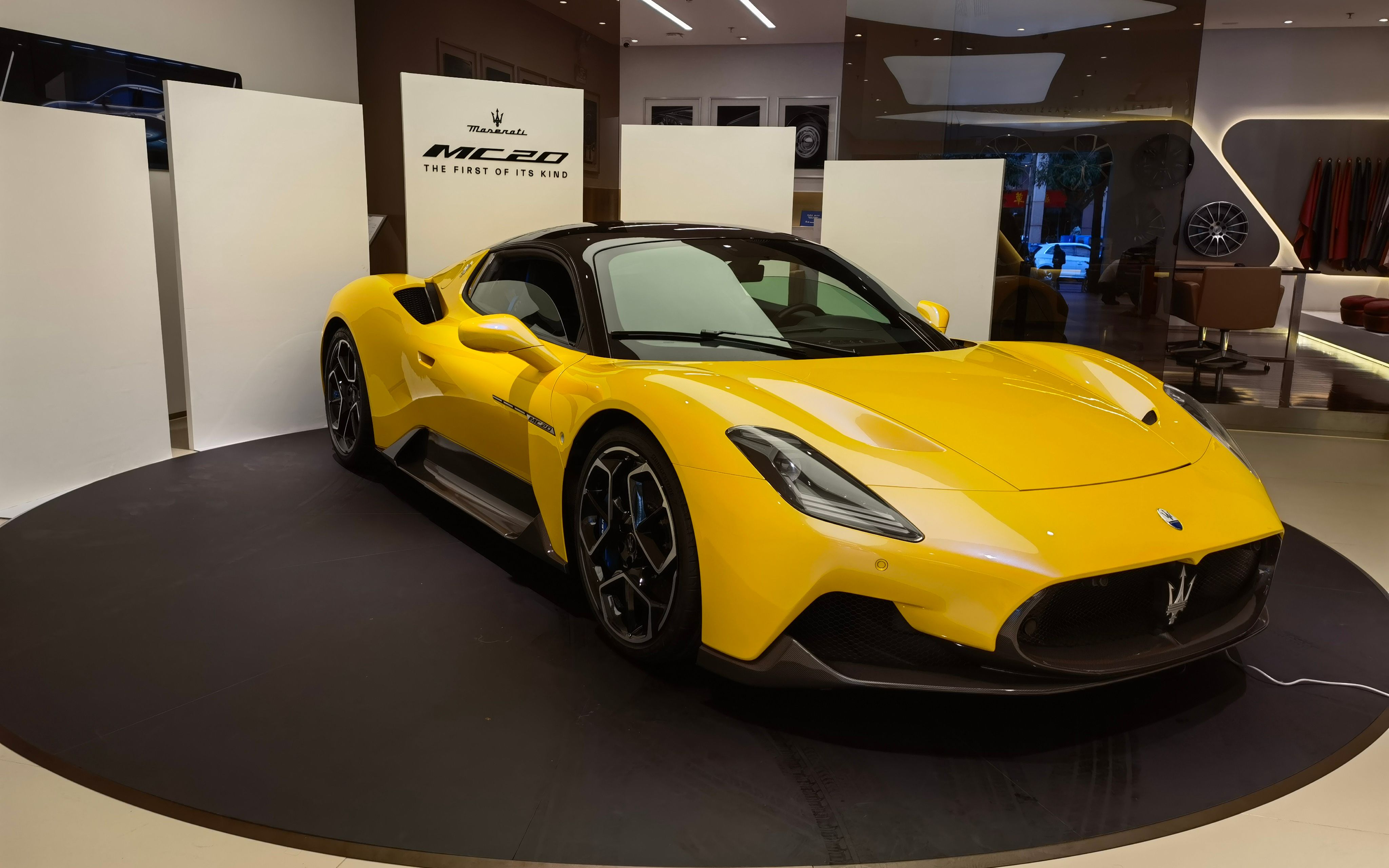 男人是海王汽车是海神mc20凭借实力蛊惑人心