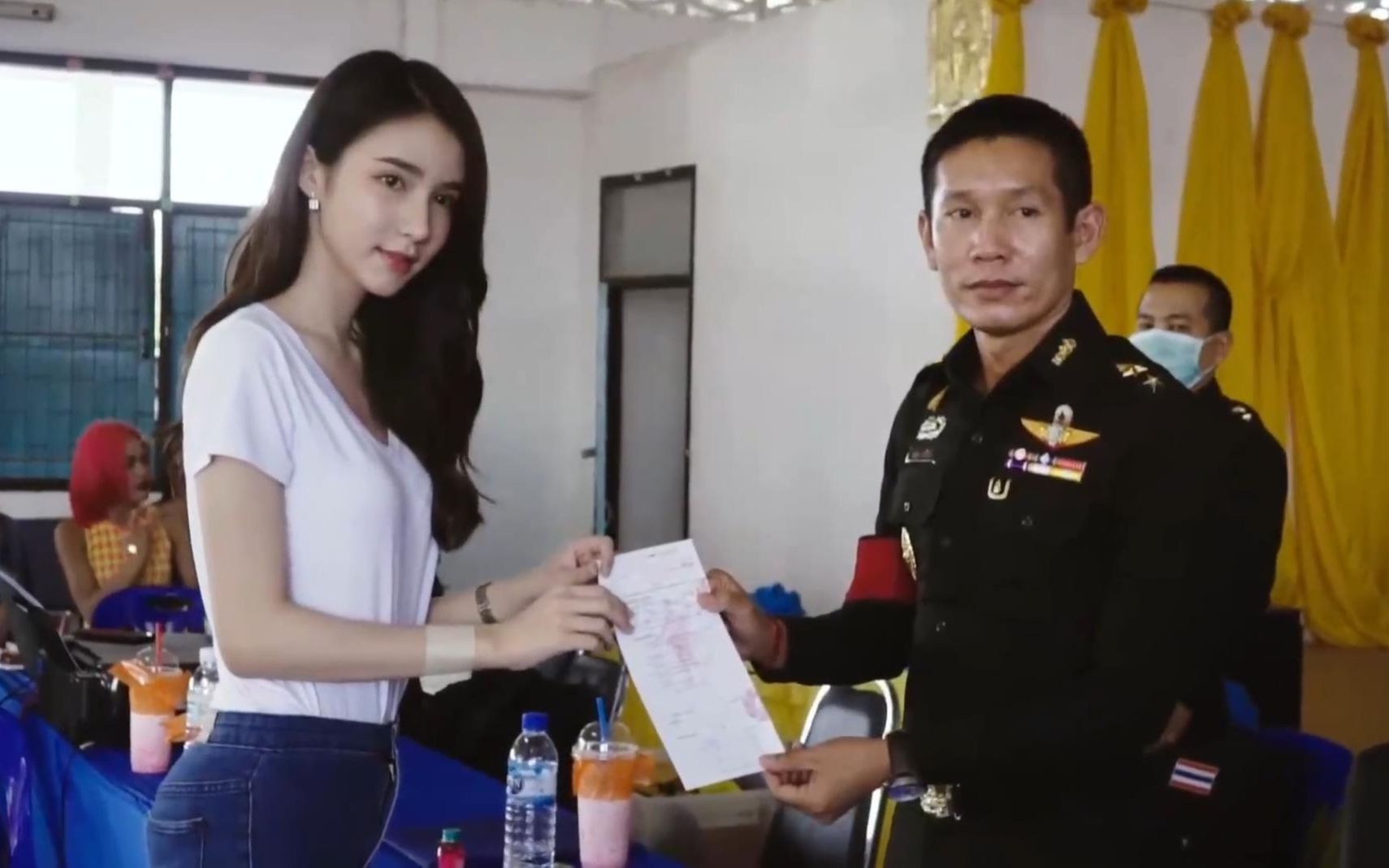 泰国征兵全是美貌变性人,现场堪比选美比赛,一个比一个婀娜多姿