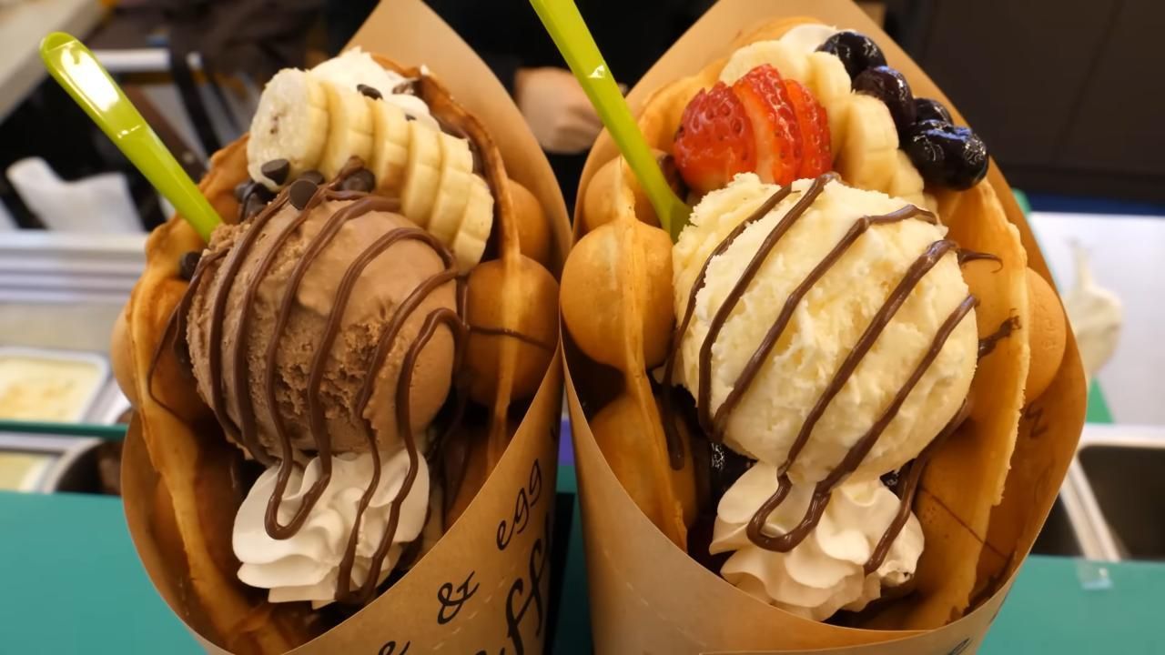 草莓蓝莓冰淇淋华夫饼