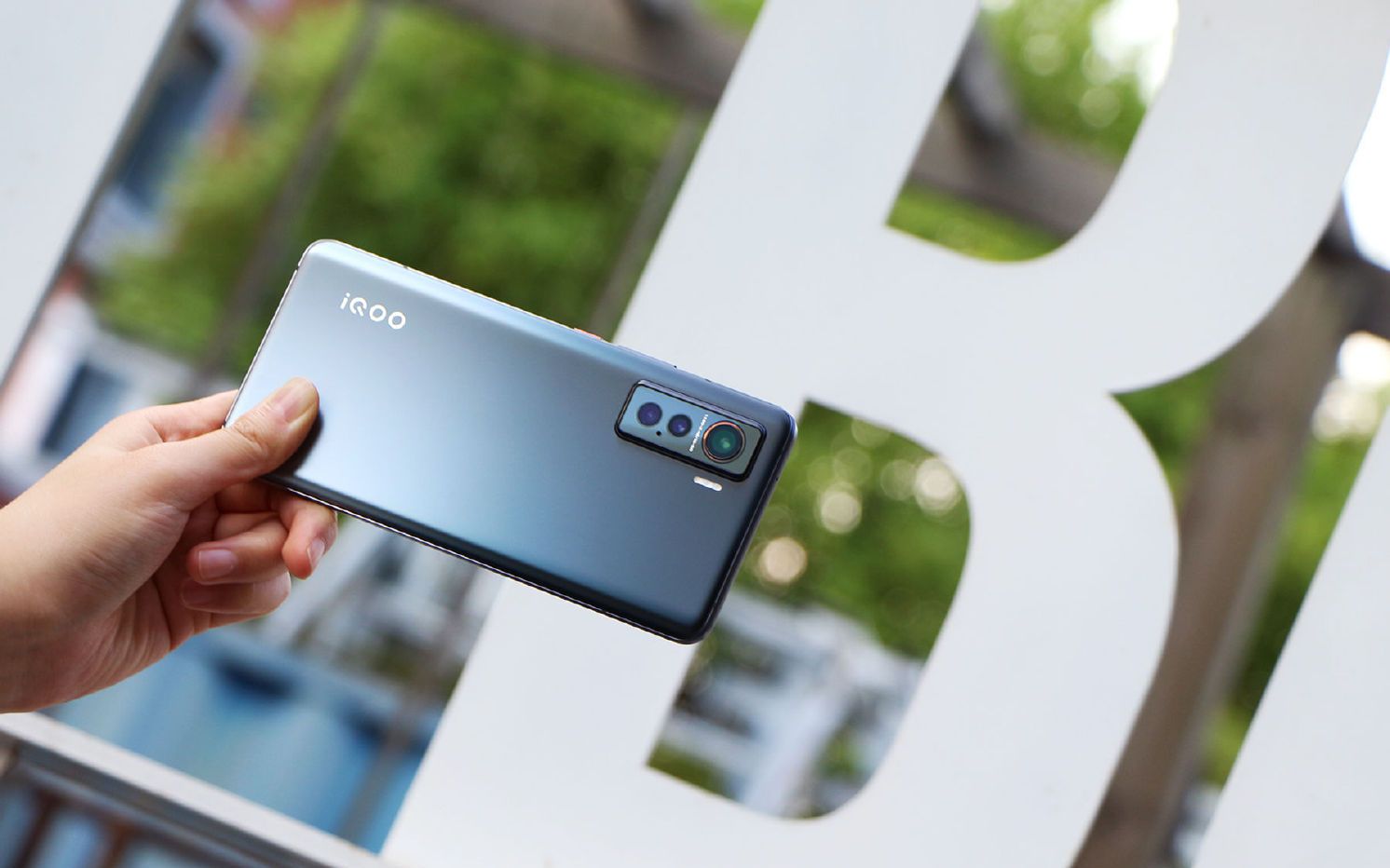 活动  iqoo 5 上手:出色的「水桶机」,同样有媲美游戏手机的顶级体验