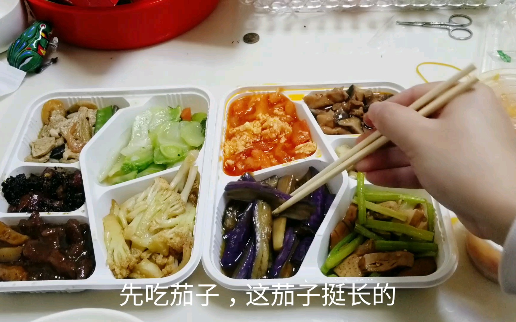 外卖40元至尊版四荤六素快餐两碗汤四碗饭真的吃到撑啊