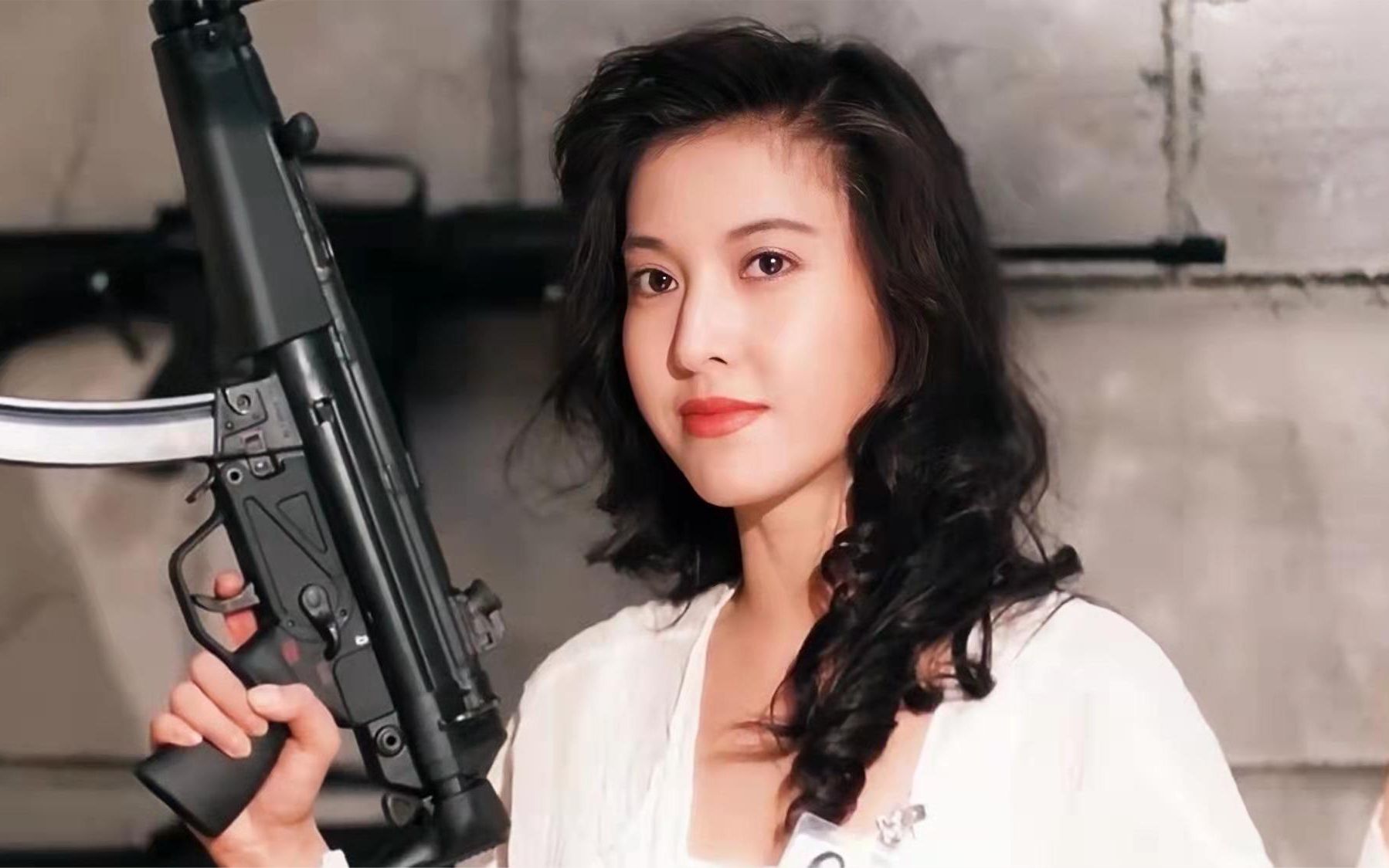 李婉华的身材有多绝,化身美女警花,比基尼上阵抓罪犯