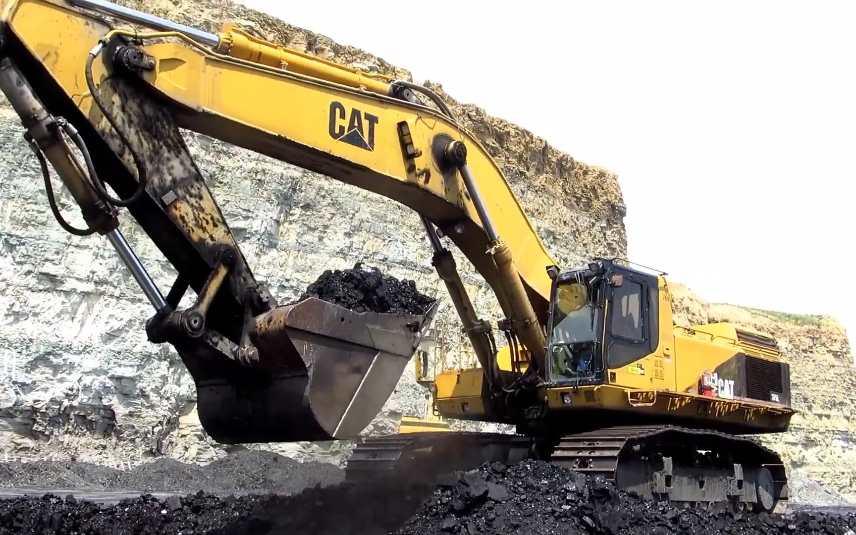 cat 375l挖掘机煤炭装车