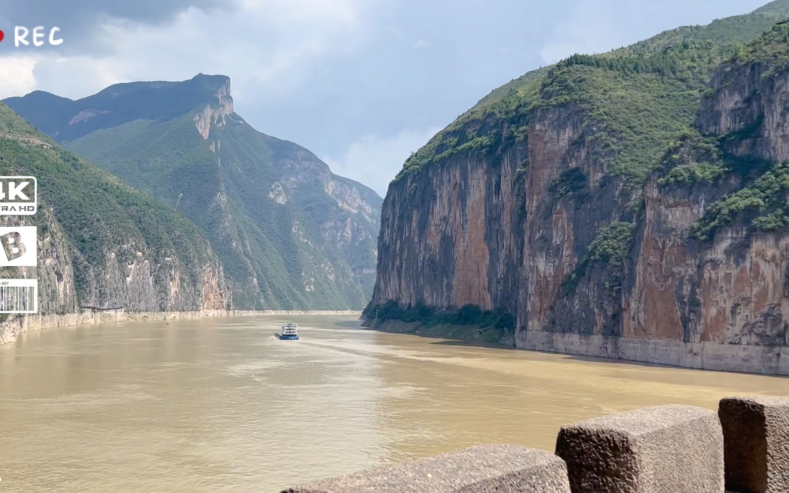 轻舟已过万重山
