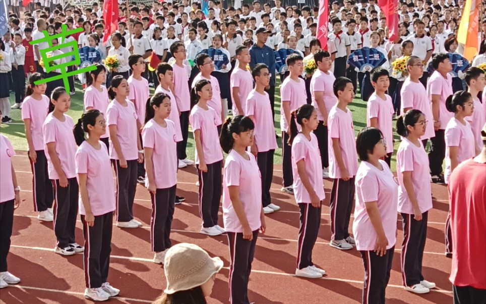 [图]不会吧！不会吧！穿粉色衣服在校运会上跳幼儿园早操？！