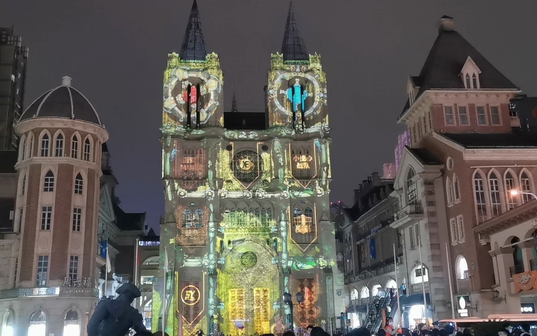 武汉光谷步行街多莫大教堂灯光秀202011月1日