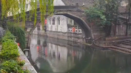 [图]烟雨蒙蒙，细雨如丝，朦胧的味道特别让你浮想联翩；梦飞越而至，醉茫茫的意境，似乎穿越了时空；小桥流水人家的风韵，融入诗意自然，滋润内心深处，