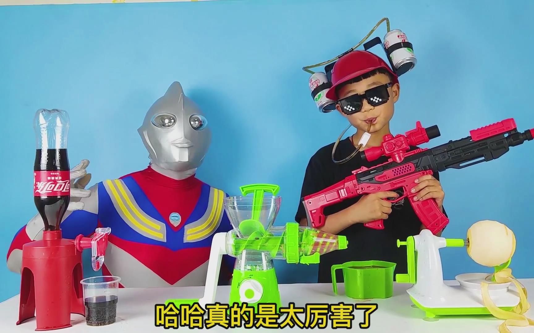 真人奥特曼给小泽榨西瓜汁喝,小泽还带来了好玩的帽子饮水器玩具