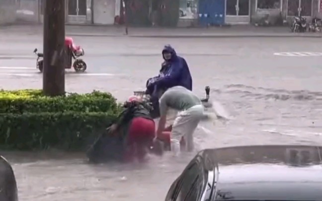 [图]女子连人带车被暴雨冲走，危急时刻，小伙飞奔将女子救起！值得点赞