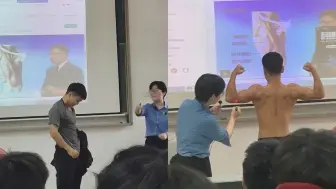 Tải video: 老师讲人体结构叫一男生展示，脱衣引尖叫女生害羞：身材太完美！