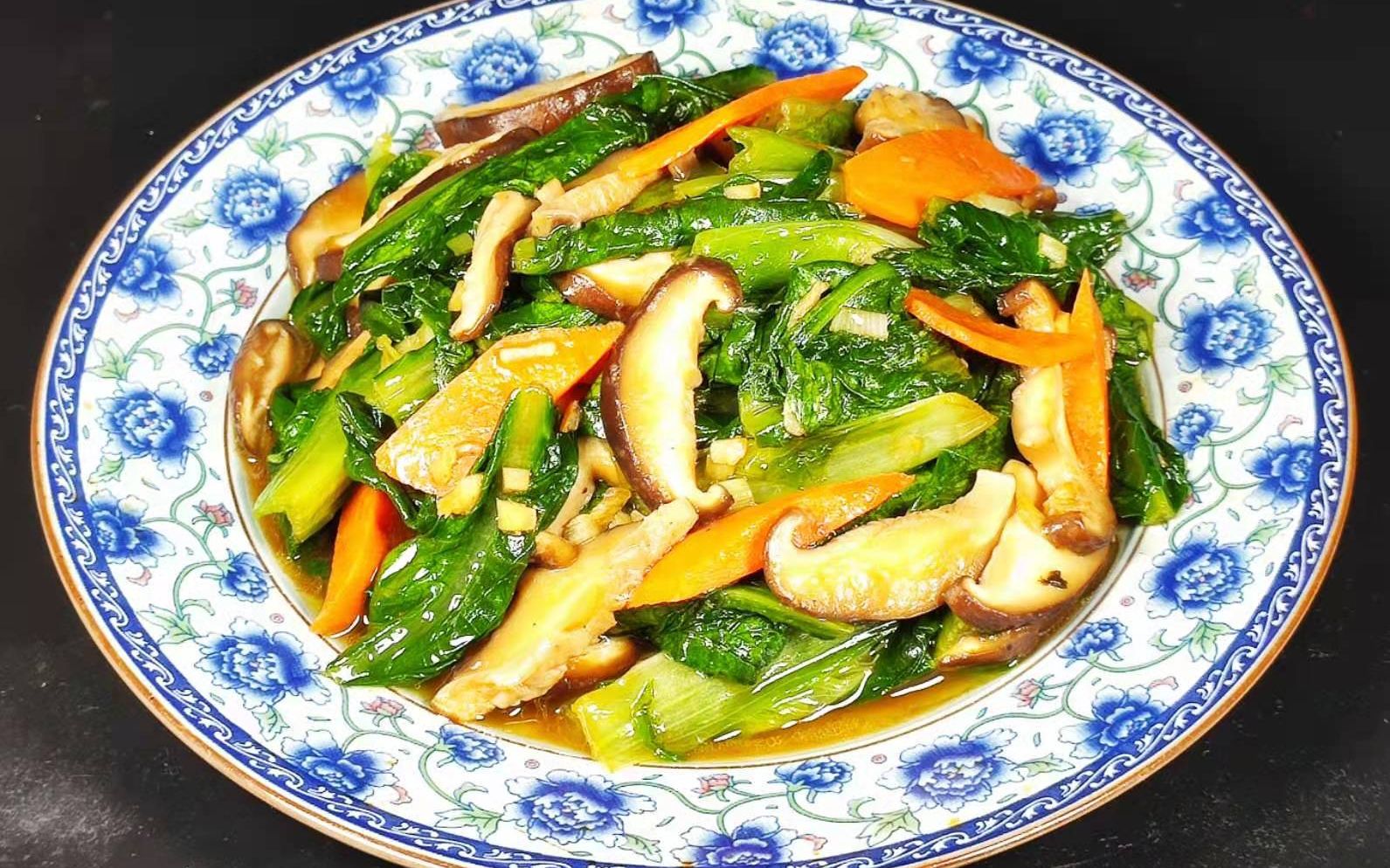 香菇炒油麦菜学会这样做,口感滑嫩色泽明亮,没想到这么好吃,出锅清脆