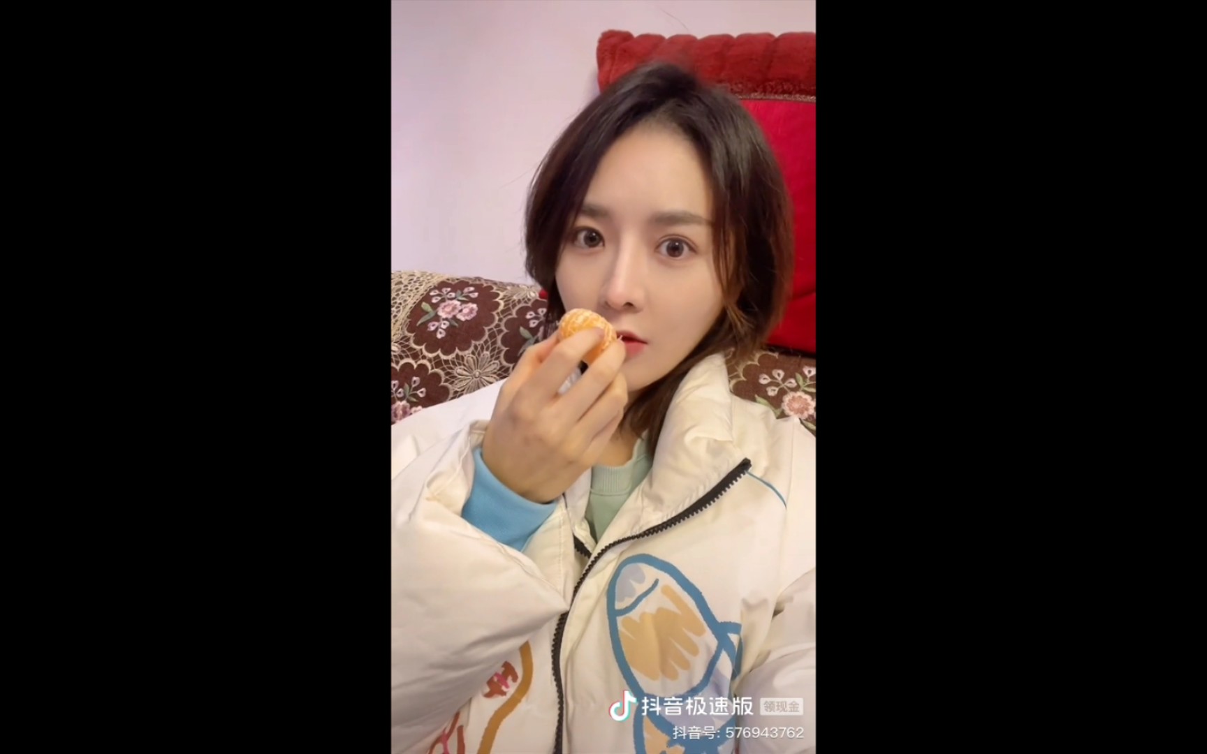 吃沙糖桔的莫莫和雪中的莫莫都超好看