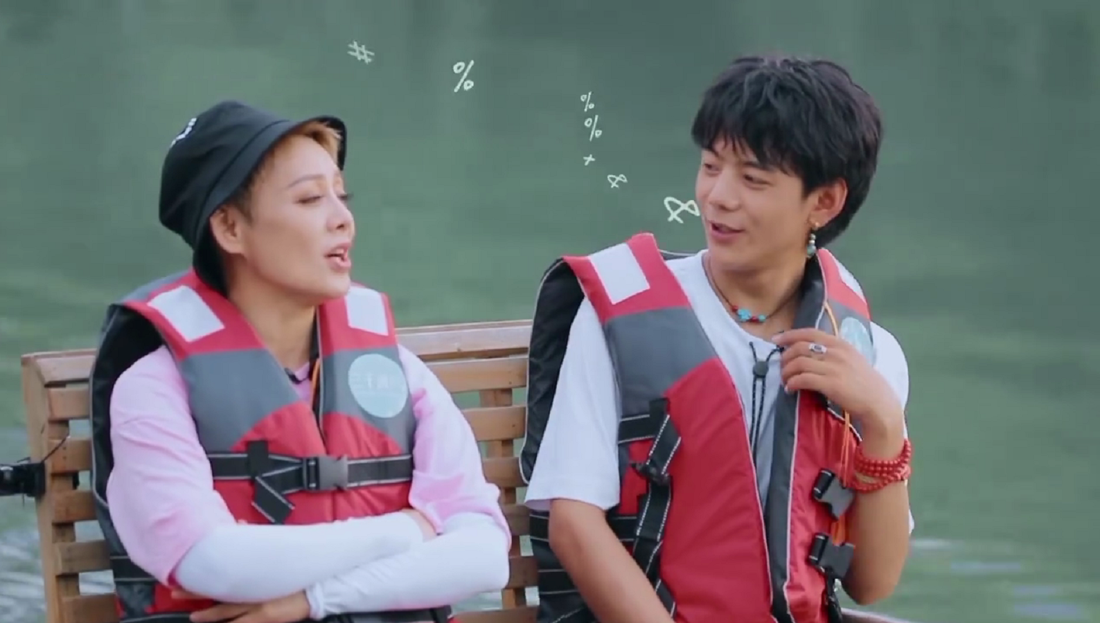 宁静教丁真唱山歌,歌声清澈富有穿透力,对方一开口秒变搞笑现场