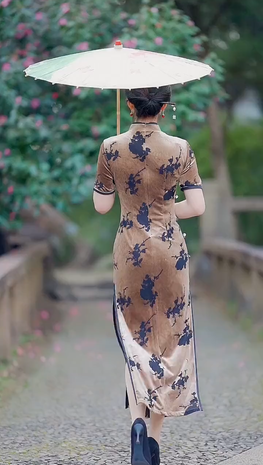 清新油纸伞下的女人