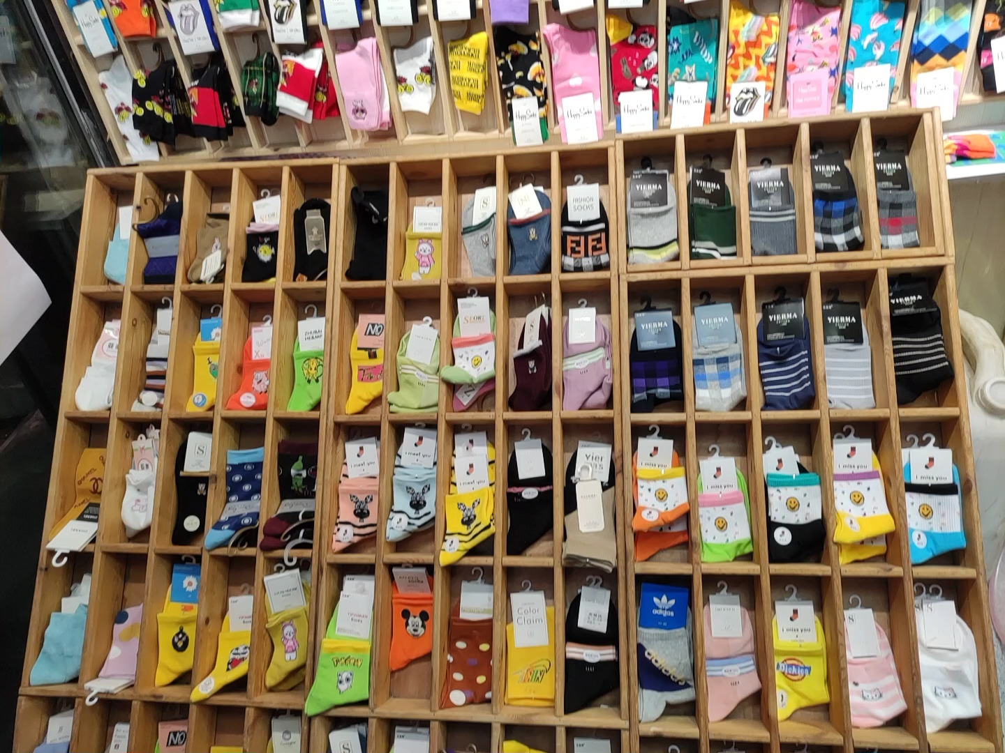 好大一墙袜子啊!