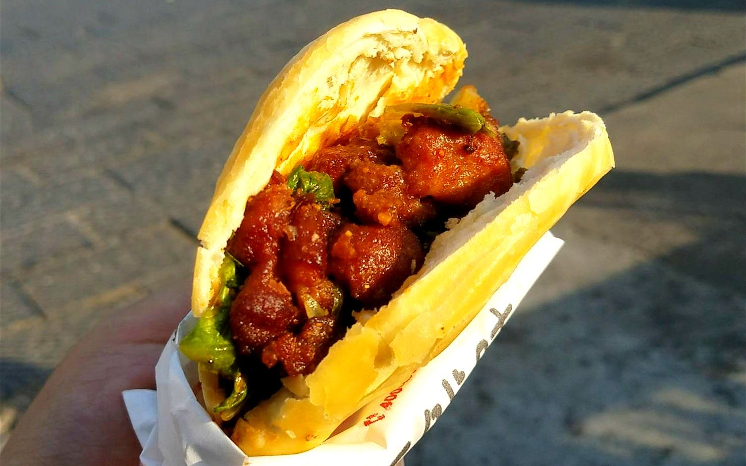 这就是土耳其烤肉饼?10块钱一个,有多好吃?_哔哩哔哩_bilibili