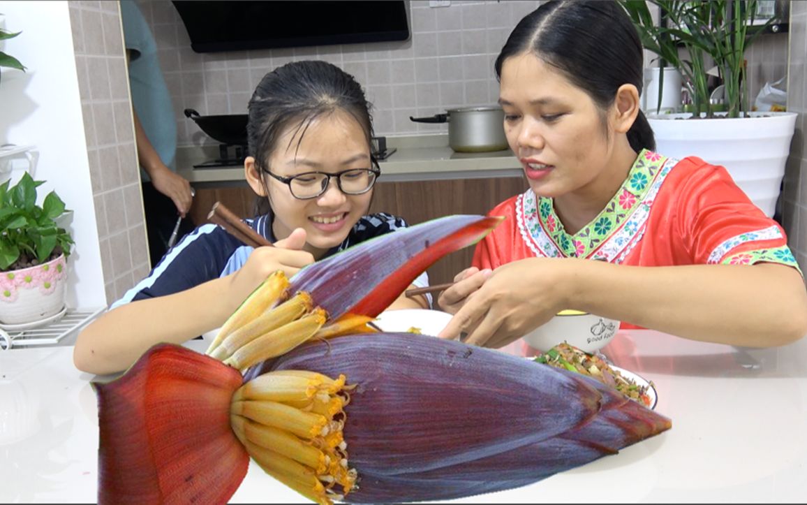 [图]广西集市上超便宜的芭蕉花，5元3个，搭配猪肉一炒，也是人间美味