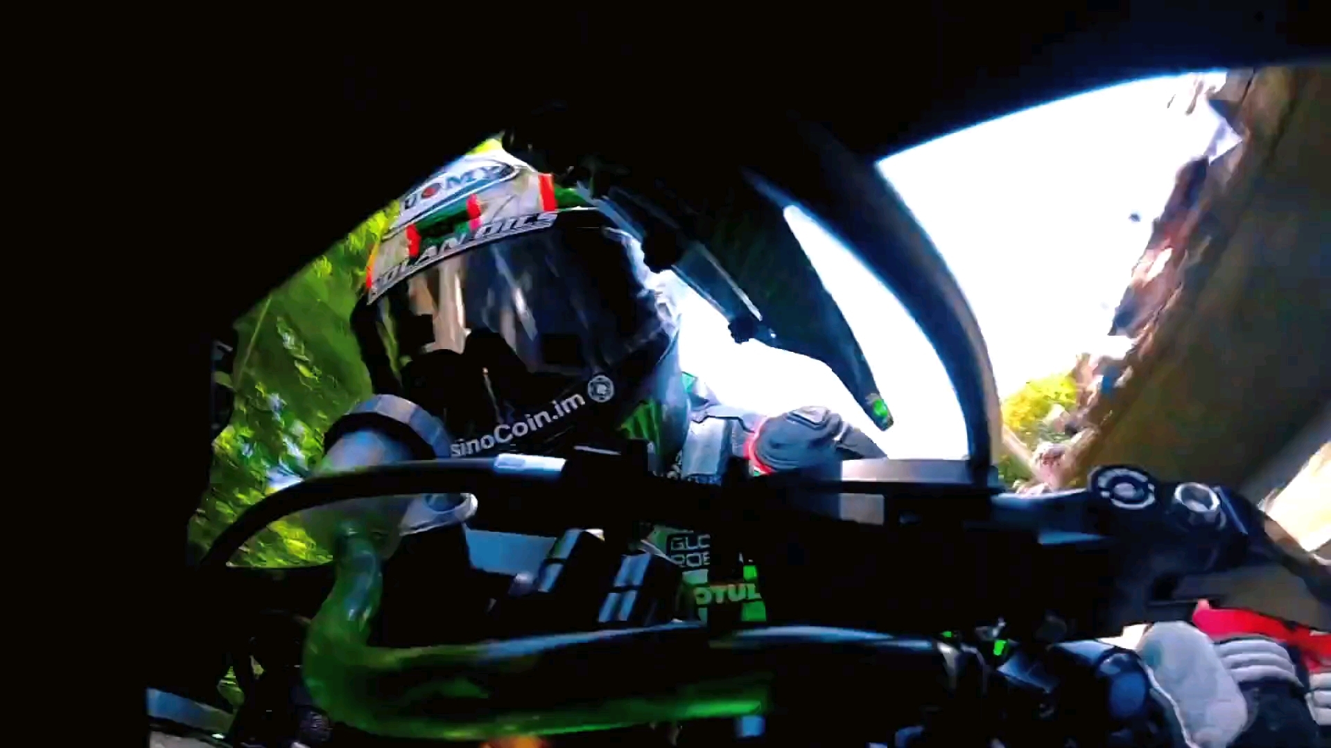 车手彼得·希克曼以平均每圈用时16分59秒获得2022年冠军 曼岛tt