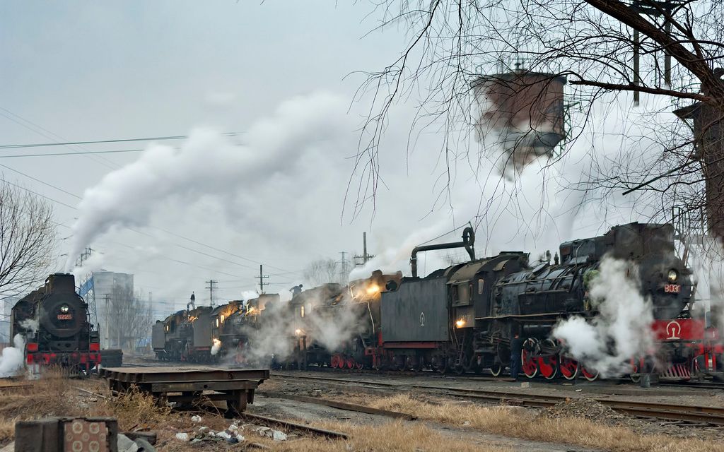 河南平顶山最后的准轨蒸汽机务段数十台蒸汽机车同时出勤非常壮观