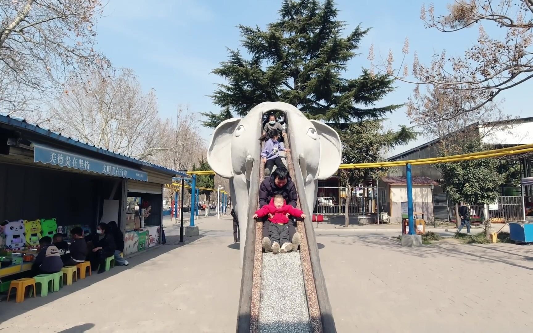 带儿子逛许昌西湖公园,穿汉服游走湖边,老公说我背影太彪悍_哔哩哔哩