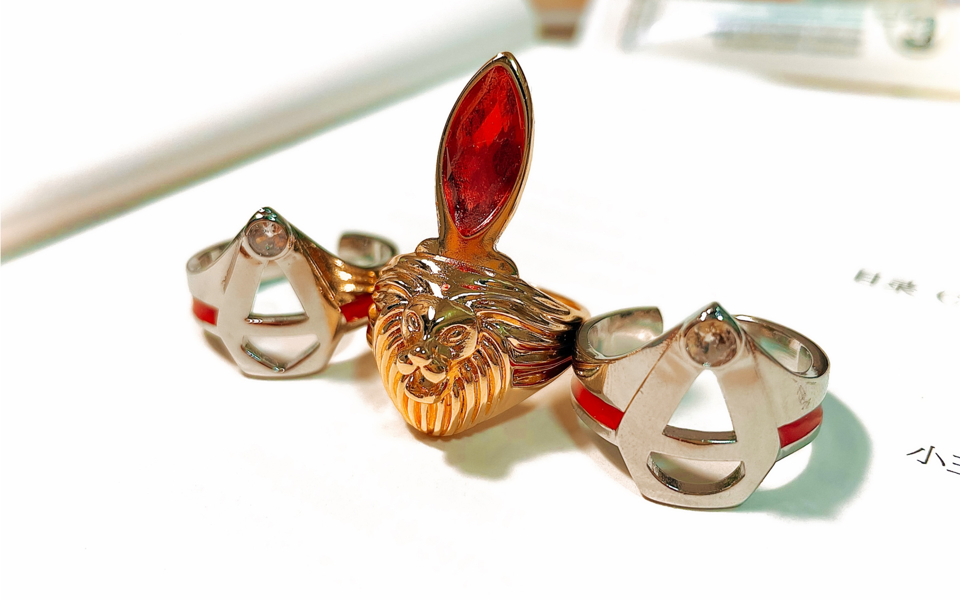 拼多多上面8块钱买的雷欧狮子之瞳,和13块钱买的艾斯奥特之戒指.要啥