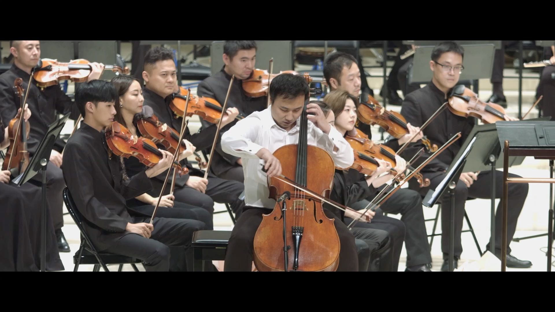 谢添演奏《英雄独白》大提琴协奏曲