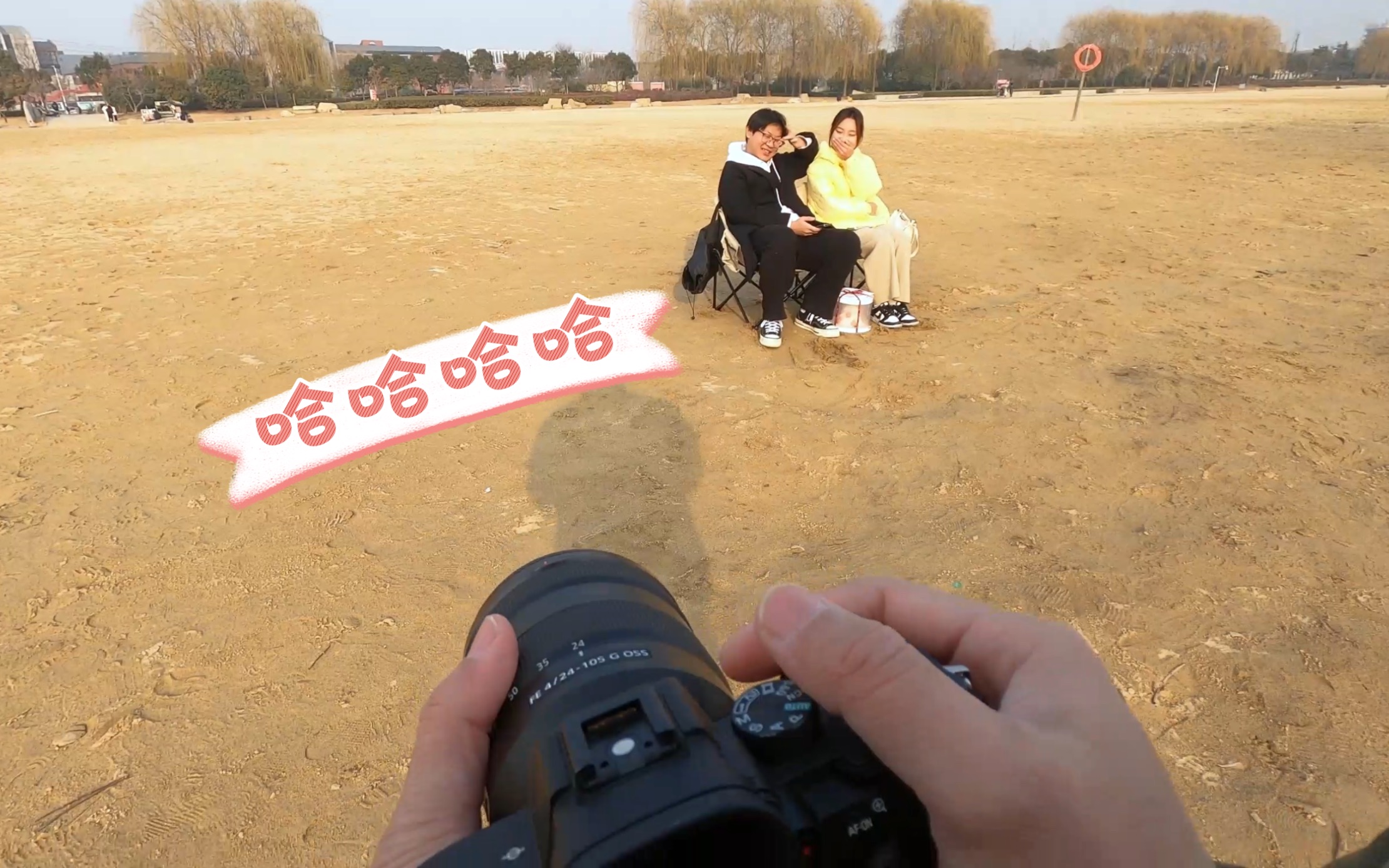 抓拍路人,意外抓到两位大学生