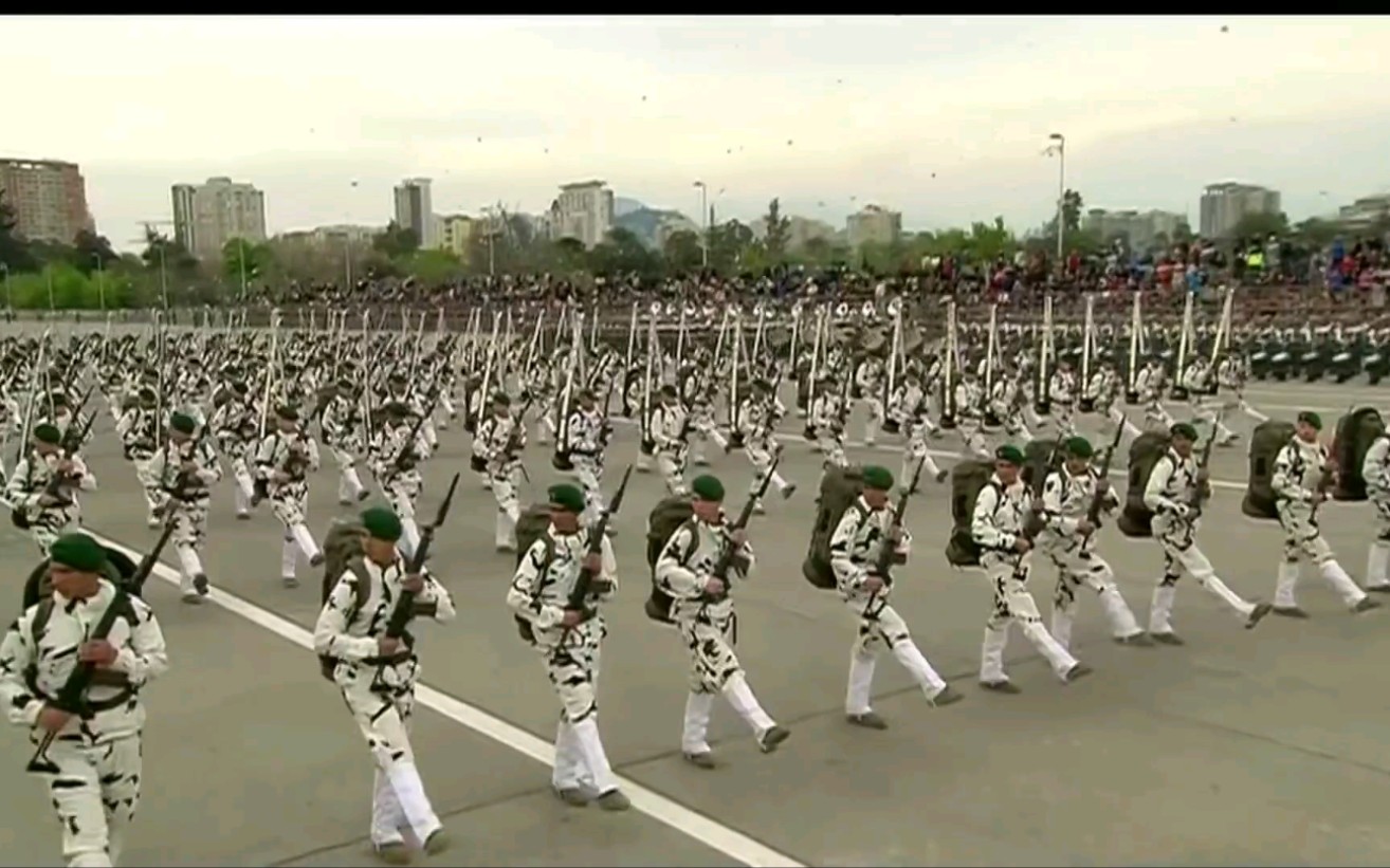 [图]2013年智利山地部队阅兵演奏《德意志大师军团进行曲/Deutschmeister-Regimentsmarsch》