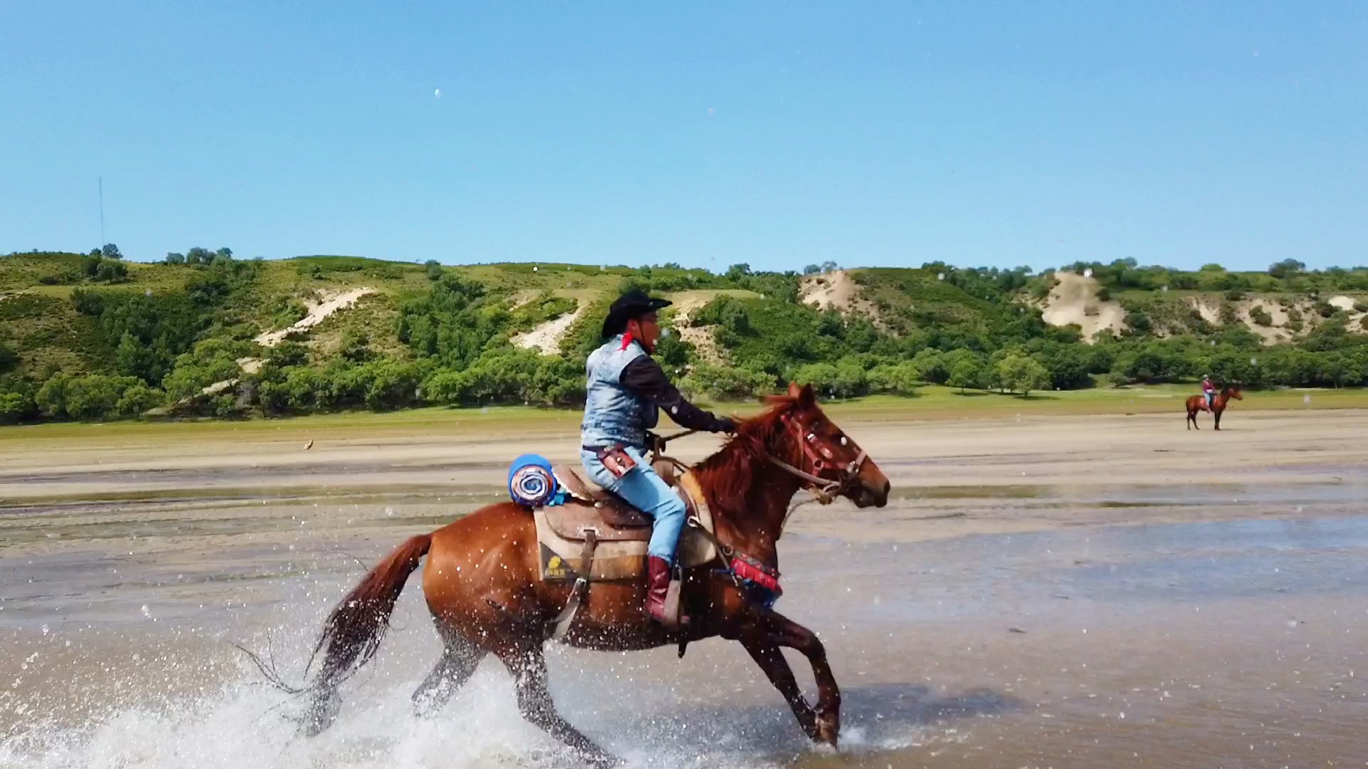 在西拉木伦河放肆骑马奔驰
